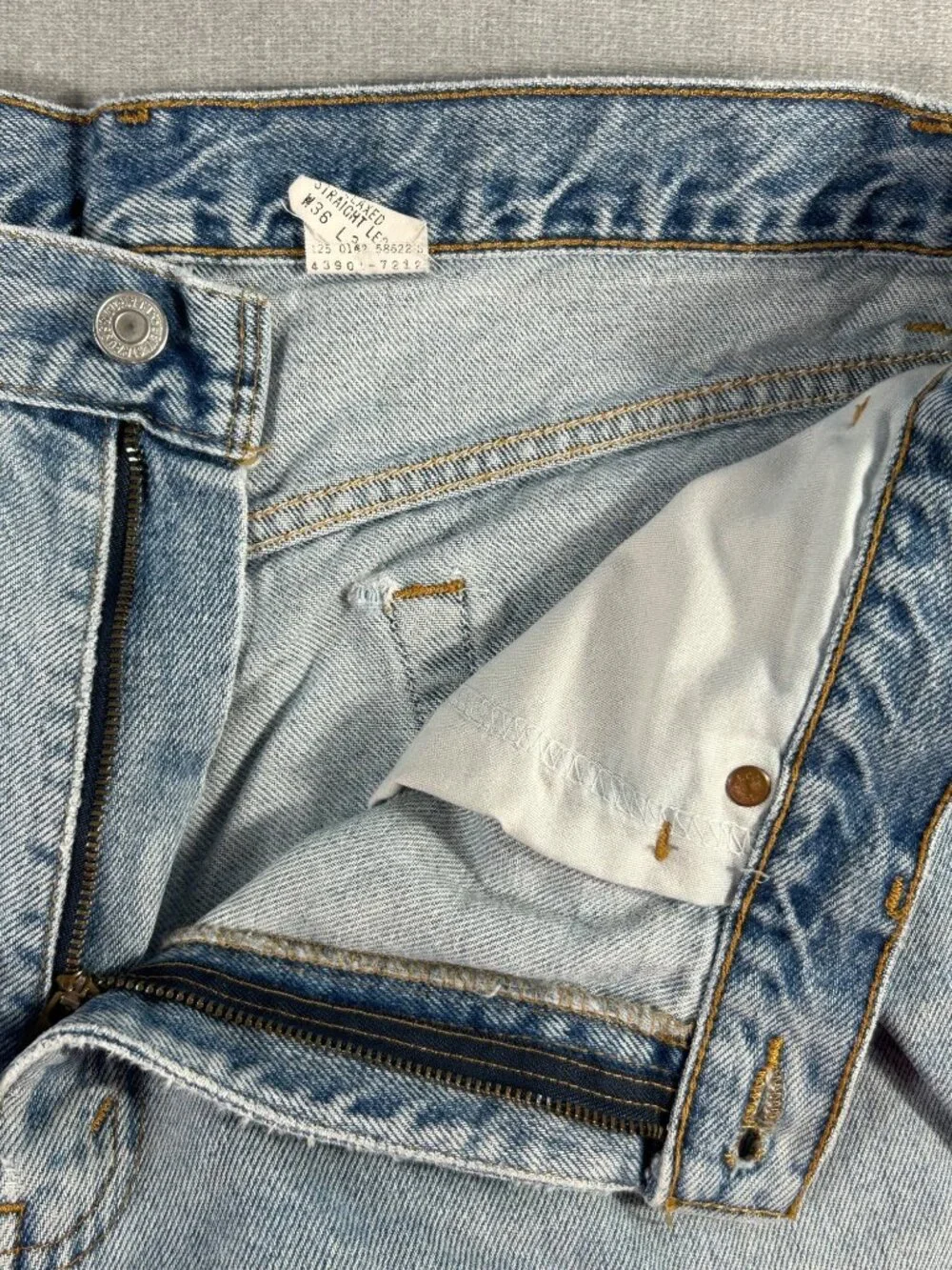 Vintage Y2K Light Wash Levi's Straight Leg Relaxed 36x30 90s Distressed Casual